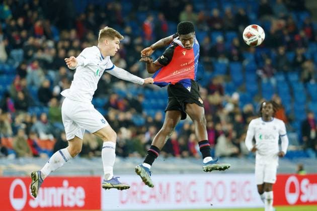FC Basel - FC Lausanne Gabor Szalai gegen Thierno Barry 02.03.2024 Stadion St.Jakob Park Basel , SCHWEIZ , Saison 2023 2024 Herren Fussball Super League FC Basel - FC Lausanne Sport Gabor Szalai (li,Lausanne) gegen Thierno Barry (FC Basel)