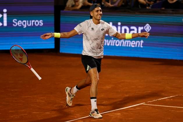 Tenis, Alejandro Tabilo vs Corentin Moutet El tenista Alejandro Tabilo de Chile celebra el triunfo frente a Corentin Moutet de Francia por la semifinal del ATP, Tennis Herren 250 de Santiago 2024 en el Club San Carlos de Apoquindo en Santiago, Chile. 02 3 2024 Felipe Zanca Photosport Tennis, Alejandro Tabilo vs Corentin Moutet The tennis player Alejandro Tabilo of Chile celebrate the triumph against of Corentin Moutet of France in the match for the semifinal ATP 250 Santiago 2024 at the Club San Carlos de Apoquindo in Santiago, Chile. 02 3 2024 Felipe Zanca Photosport Alejandro Tabilo vs Corentin Moutet, ATP 250 Santiago 2024