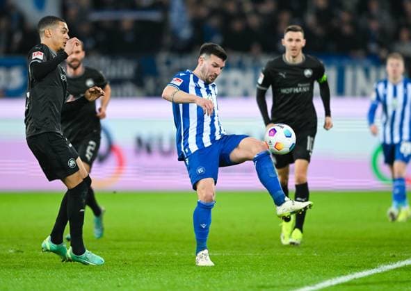 Germany, Karlsruhe, 02.03.2024, BBBank Wildpark, Karlsruher SC vs SpVgg Greuther Fuerth - 2. Bundesliga, Jerome Gondorf (Karlsruher SC) controls the ball Karlsruhe BBBank Wildpark Baden-Wuerttemberg Germany