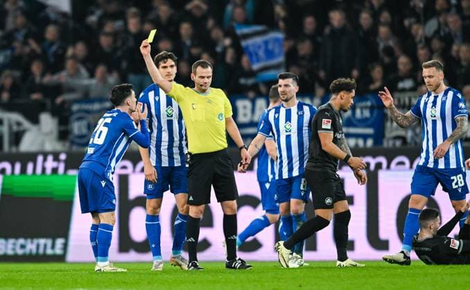 Germany, Karlsruhe, 02.03.2024, BBBank Wildpark, Karlsruher SC vs SpVgg Greuther Fuerth - 2. Bundesliga, Schiedsrichter Robin Braun books Paul Nebel (Karlsruher SC) with a yellow card Karlsruhe BBBank Wildpark Baden-Wuerttemberg Germany
