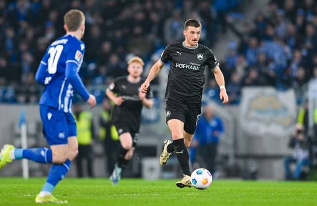 Germany, Karlsruhe, 02.03.2024, BBBank Wildpark, Karlsruher SC vs SpVgg Greuther Fuerth - 2. Bundesliga, Marco Meyerhoefer (SpVgg Greuther Fuerth) controls the ball Karlsruhe BBBank Wildpark Baden-Wuerttemberg Germany