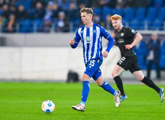 Germany, Karlsruhe, 02.03.2024, BBBank Wildpark, Karlsruher SC vs SpVgg Greuther Fuerth - 2. Bundesliga, Dzenis Burnic (Karlsruher SC) controls the ball Karlsruhe BBBank Wildpark Baden-Wuerttemberg Germany