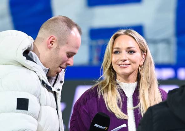 Germany, Karlsruhe, 02.03.2024, BBBank Wildpark, Karlsruher SC vs SpVgg Greuther Fuerth - 2. Bundesliga, TV-Moderatorin Katharina Kleinfeldt (Sport1) smiles Karlsruhe BBBank Wildpark Baden-Wuerttemberg Germany