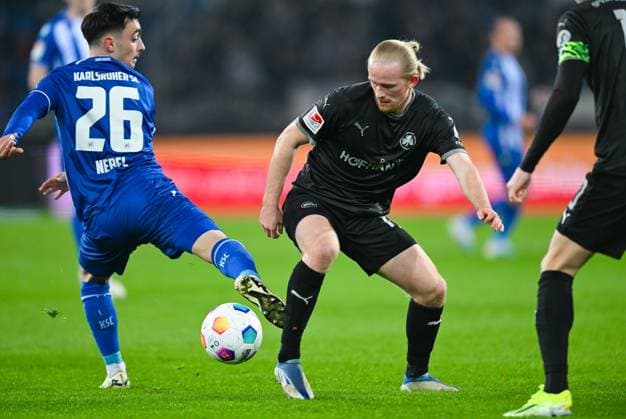 Germany, Karlsruhe, 02.03.2024, BBBank Wildpark, Karlsruher SC vs SpVgg Greuther Fuerth - 2. Bundesliga, Jomaine Consbruch (SpVgg Greuther Fuerth) controls the ball Karlsruhe BBBank Wildpark Baden-Wuerttemberg Germany