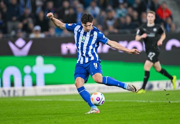 Germany, Karlsruhe, 02.03.2024, BBBank Wildpark, Karlsruher SC vs SpVgg Greuther Fuerth - 2. Bundesliga, Stuermer Igor Matanovic (Karlsruher SC) controls the ball Karlsruhe BBBank Wildpark Baden-Wuerttemberg Germany