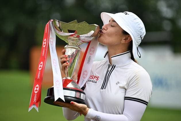 Bilder des Jahres 2024, Sport 03 März Sport Themen der Woche KW09 (240303) -- SINGAPORE, March 3, 2024 -- Hannah Green of Australia kisses the trophy after winning the HSBC Women s World Championship, WM, Weltmeisterschaft held at the Singapore s Sentosa Golf Club on March 3, 2024. (Photo by Then Chih Wey Xinhua) (SP)SINGAPORE-GOLF-WOMEN S WORLD CHAMPIONSHIP XinxJiapo 