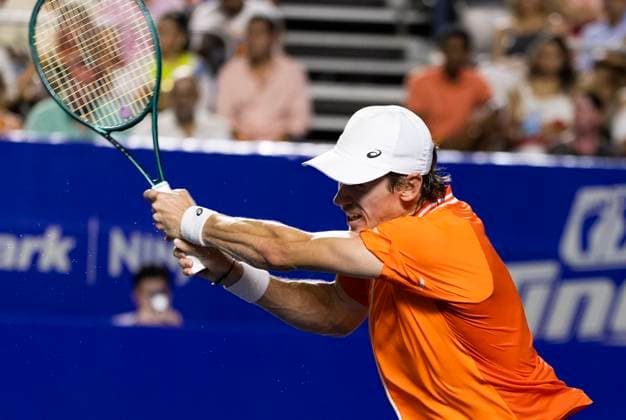 (240303) -- ACAPULCO, March 3, 2024 -- Australia s Alex De Minaur hits a return during the men s singles final against Norway s Casper Ruud at the 2024 ATP, Tennis Herren Mexican Open tennis tournament in Acapulco, Mexico, March 2, 2024. ) (SP)MEXICO-ACAPULCO-TENNIS-ATP-MEXICAN OPEN-FINAL LixMengxin 