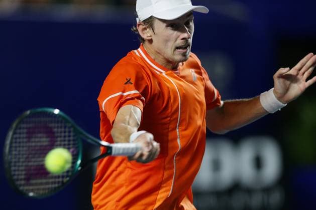 (240303) -- ACAPULCO, March 3, 2024 -- Australia s Alex De Minaur hits a return during the men s singles final against Norway s Casper Ruud at the 2024 ATP, Tennis Herren Mexican Open tennis tournament in Acapulco, Mexico, March 2, 2024. (Photo by Xinhua) (SP)MEXICO-ACAPULCO-TENNIS-ATP-MEXICAN OPEN-FINAL FranciscoxCanedo 