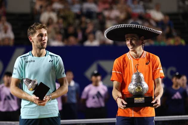 (240303) -- ACAPULCO, March 3, 2024 -- Champion Australia s Alex De Minaur (R) and runner-up Norway s Casper Ruud attend the awarding ceremony for the men s singles event at the 2024 ATP, Tennis Herren Mexican Open tennis tournament in Acapulco, Mexico, March 2, 2024. ) (SP)MEXICO-ACAPULCO-TENNIS-ATP-MEXICAN OPEN-FINAL LixMengxin 