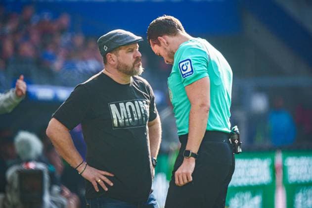 Sport Themen der Woche KW09 Steffen Baumgart (Hambuger SV, Trainer) und Schiedsrichter Richard Hempel GER, Hamburger SV vs. VfL Osnabrueck, Fussball, 2. Bundesliga, Spieltag 24, Saison 2023 2024, 03.03.2024 DFL REGULATIONS PROHIBIT ANY USE OF PHOTOGRAPHS AS IMAGE SEQUENCES AND OR QUASI-VIDEO GER, Hamburger SV vs. VfL Osnabrueck, Fussball, 2. Bundesliga, Spieltag 24, Saison 2023 2024, 03.03.2024 Hamburg *** Steffen Baumgart Hambuger SV, Coach and Referee Richard Hempel GER, Hamburger SV vs VfL Osnabrueck, Football, 2 Bundesliga, Matchday 24, Season 2023 2024, 03 03 2024 DFL REGULATIONS PROHIBIT ANY USE OF PHOTOGRAPHS AS IMAGE SEQUENCES AND OR QUASI VIDEO GER, Hamburger SV vs VfL Osnabrueck, Football, 2 Bundesliga, Matchday 24, Season 2023 2024, 03 03 2024 Hamburg Copyright: xEibner-Pressefoto MarcelxvonxFehrnx EP_MFN