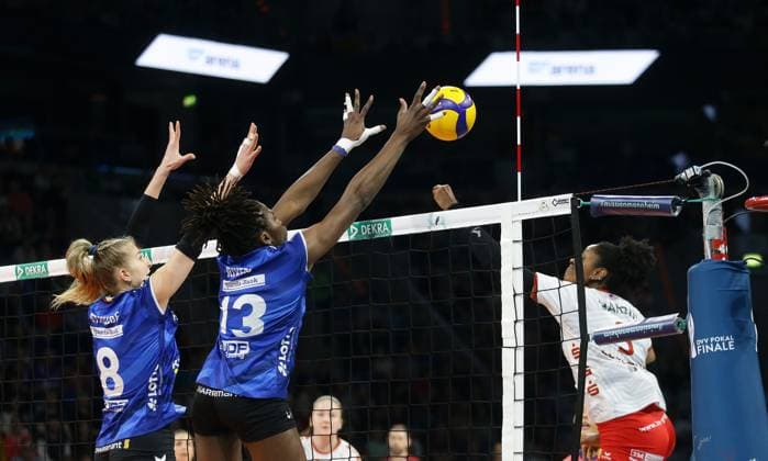 Mannheim , DVV-Pokalfinale der Frauen , SC Potsdam vs. Allianz MTV Stuttgart , von links: Monique Strubbe Krystal Rivers ( Stgt ) Danielle Harbin ( Potsdam )