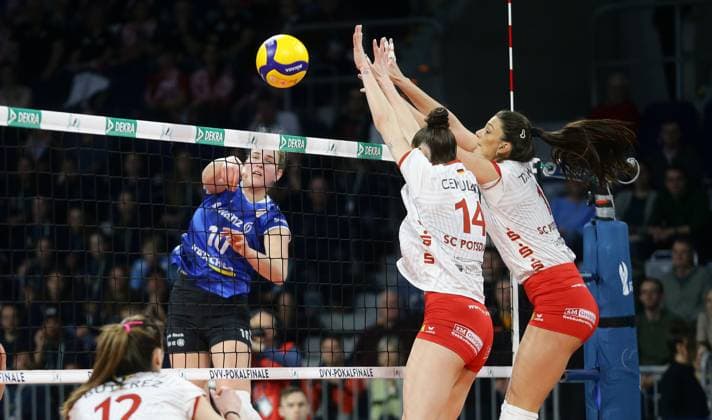 Mannheim , DVV-Pokalfinale der Frauen , SC Potsdam vs. Allianz MTV Stuttgart , links: Jolien Knollema ( Stgt )