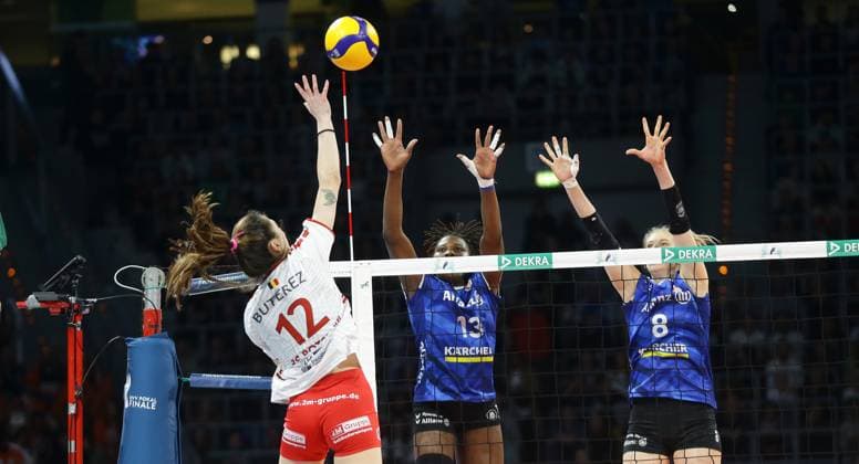 Mannheim , DVV-Pokalfinale der Frauen , SC Potsdam vs. Allianz MTV Stuttgart , von links: Rodica Buterez ( Potsdam ) Krystal Rivers Monique Strubbe ( Stgt )