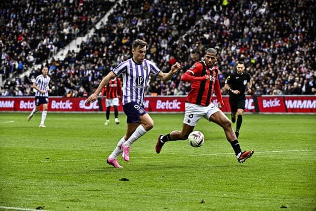 Thijs Dallinga (tfc) vs Paulino (ogc) FOOTBALL : Toulouse vs Nice - 24eme Journee de Ligue1 UBEREATS - Toulouse - 03 03 2024 ThierryBreton Panoramic 