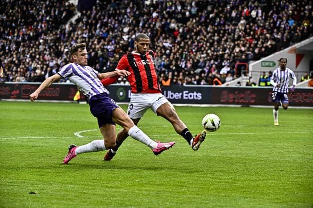 Thijs Dallinga (tfc) vs Paulino (ogc) FOOTBALL : Toulouse vs Nice - 24eme Journee de Ligue1 UBEREATS - Toulouse - 03 03 2024 ThierryBreton Panoramic 