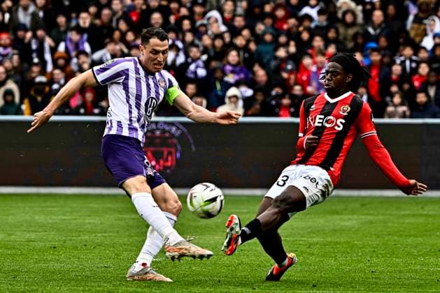 Vincent Sierro (tfc) vs Jordan Lotomba (ogc) FOOTBALL : Toulouse vs Nice - 24eme Journee de Ligue1 UBEREATS - Toulouse - 03 03 2024 ThierryBreton Panoramic 