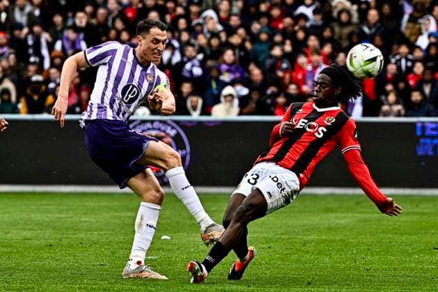 Vincent Sierro (tfc) vs Jordan Lotomba (ogc) FOOTBALL : Toulouse vs Nice - 24eme Journee de Ligue1 UBEREATS - Toulouse - 03 03 2024 ThierryBreton Panoramic 