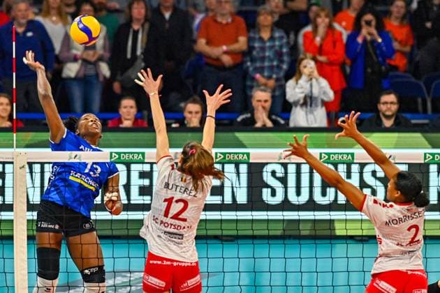DVV Pokal 03.03.2024 DVV, Volleyball, Pokalfinale, Allianz MTV Stuttgart (in blau), vs SC Potsdam (in weiss), Krystal Rivers links gegen 12 Rodica Buterez, 2 Breland Morrissette, Copyright: xBEAUTIFULxSPORTS TomxBlochx