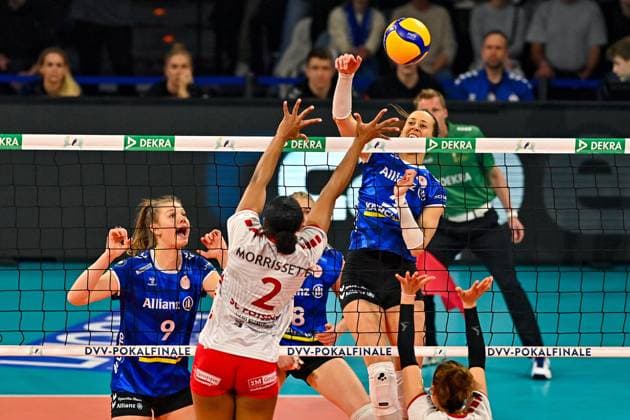 DVV Pokal 03.03.2024 DVV, Volleyball, Pokalfinale, Allianz MTV Stuttgart (in blau), vs SC Potsdam (in weiss), maria Segura Palleres im Angriff gegen 2 Breland Morrisette, Copyright: xBEAUTIFULxSPORTS TomxBlochx