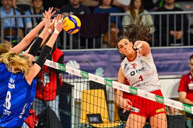 Sport Themen der Woche KW09 DVV Pokal 03.03.2024 DVV, Volleyball, Pokalfinale, Allianz MTV Stuttgart (in blau), vs SC Potsdam (in weiss), Tara Taubner 1 im Angriff gegen 8 Monique Strubbe, *** DVV Pokal 03 03 2024 DVV, Volleyball, Pokalfinale, Allianz MTV Stuttgart in blue , against SC Potsdam in white , Tara Taubner 1 in attack against 8 Monique Strubbe, Copyright: xBEAUTIFULxSPORTS TomxBlochx