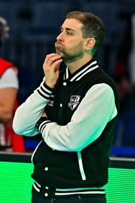 DVV Pokal 03.03.2024 DVV, Volleyball, Pokalfinale, Allianz MTV Stuttgart (in blau), vs SC Potsdam (in weiss), Trainer Riccardo Boieri, schaut auf Uhr Copyright: xBEAUTIFULxSPORTS TomxBlochx