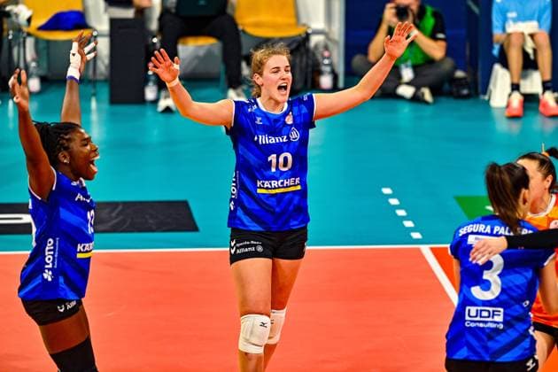 DVV Pokal 03.03.2024 DVV, Volleyball, Pokalfinale, Allianz MTV Stuttgart (in blau), vs SC Potsdam (in weiss), Stuttgart jubelt von links dahinter Roosa Koskelo Copyright: xBEAUTIFULxSPORTS TomxBlochx