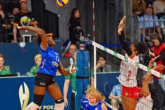 DVV Pokal 03.03.2024 DVV, Volleyball, Pokalfinale, Allianz MTV Stuttgart (in blau), vs SC Potsdam (in weiss), Krystal Rivers links gegen Danielle Harbin Copyright: xBEAUTIFULxSPORTS TomxBlochx