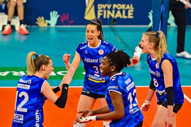 DVV Pokal 03.03.2024 DVV, Volleyball, Pokalfinale, Allianz MTV Stuttgart (in blau), vs SC Potsdam (in weiss), Stuttgart jubelt von links: 12 Britt Bongaerts, 3 Maria Segura Palleres , Krystal Rivers 13, 8 Monique Strubbe Copyright: xBEAUTIFULxSPORTS TomxBlochx