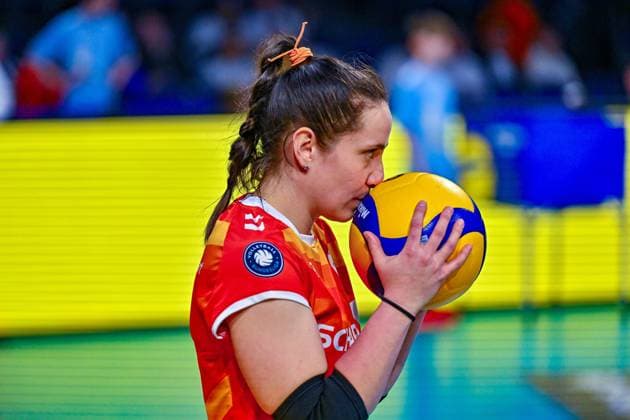 DVV Pokal 03.03.2024 DVV, Volleyball, Pokalfinale, Allianz MTV Stuttgart (in blau), vs SC Potsdam (in weiss), Roosa Koskelo meditiert mit dem Ball vor dem Spiel, Libero Stuttgart Copyright: xBEAUTIFULxSPORTS TomxBlochx