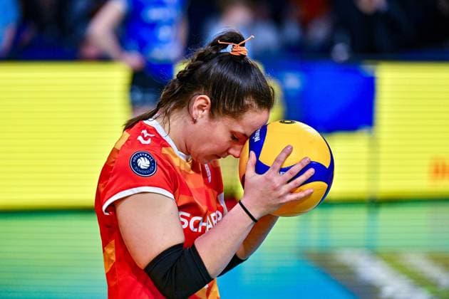 DVV Pokal 03.03.2024 DVV, Volleyball, Pokalfinale, Allianz MTV Stuttgart (in blau), vs SC Potsdam (in weiss), Roosa Koskelo meditiert mit dem Ball vor dem Spiel, Libero Stuttgart Copyright: xBEAUTIFULxSPORTS TomxBlochx