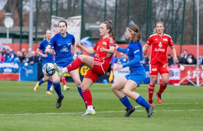 Sport Bilder des Tages Fussball, Frauen, Saison 2023 2024, BFV-Pokal Polytan-Pokal (Viertelfinale), 1. FC Union Berlin - Hertha BSC, v. l. Clara Dreher (Hertha BSC), Lisa Heiseler (1. Frauen 1. FC Union), Ronja Borchmeyer (Hertha BSC), 03.03. 2024, Copyright: xMatthiasxKochx