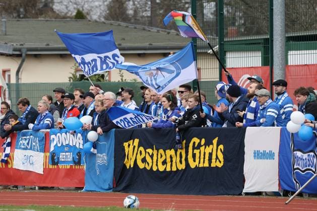 DEU, Pokal, 1FC Union vs. Hertha BSC Frauen, 03.03.2024, Fritz-Lesch-Sportplatz, Berlin, DEU, Pokal, 1FC Union vs. Hertha BSC Frauen, im Bild Hertha-Fans DFL - regulations prohibit any use of Photographs as image sequences and or quasi-video Foto: Juergen Engler nordphoto GmbH
