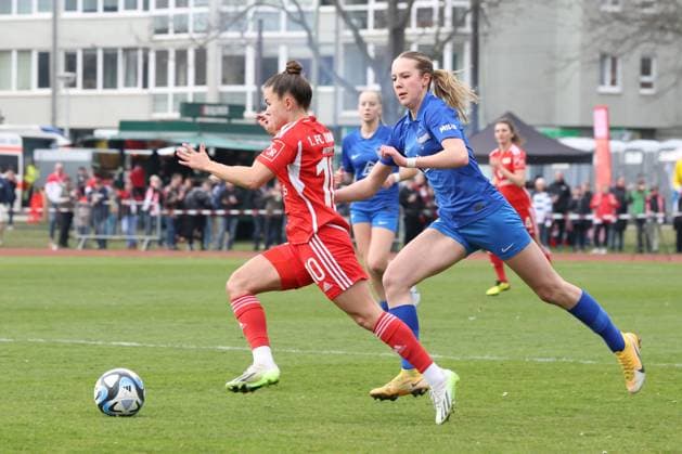 DEU, Pokal, 1FC Union vs. Hertha BSC Frauen, 03.03.2024, Fritz-Lesch-Sportplatz, Berlin, DEU, Pokal, 1FC Union vs. Hertha BSC Frauen, im Bild Latoya Maxine Bach (1.FC Union Berlin 10), SVENJA POOCK (Hertha BSC Frauen 4) DFL - regulations prohibit any use of Photographs as image sequences and or quasi-video Foto: Juergen Engler nordphoto GmbH