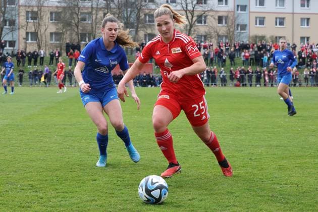 DEU, Pokal, 1FC Union vs. Hertha BSC Frauen, 03.03.2024, Fritz-Lesch-Sportplatz, Berlin, DEU, Pokal, 1FC Union vs. Hertha BSC Frauen, im Bild Dina Orschmannin (1.FC Union Berlin 25), ANOUK WESTPHAL (Hertha BSC Frauen 24) DFL - regulations prohibit any use of Photographs as image sequences and or quasi-video Foto: Juergen Engler nordphoto GmbH