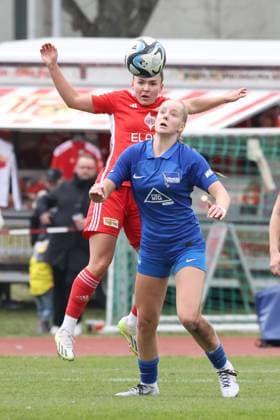 DEU, Pokal, 1FC Union vs. Hertha BSC Frauen, 03.03.2024, Fritz-Lesch-Sportplatz, Berlin, DEU, Pokal, 1FC Union vs. Hertha BSC Frauen, im Bild Dina Orschmannin (1.FC Union Berlin 25), ELFIE WELLHAUSEN (Hertha BSC Frauen 11) DFL - regulations prohibit any use of Photographs as image sequences and or quasi-video Foto: Juergen Engler nordphoto GmbH