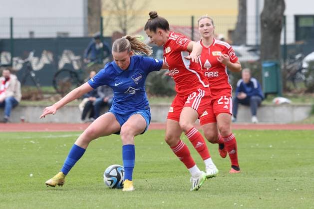 DEU, Pokal, 1FC Union vs. Hertha BSC Frauen, 03.03.2024, Fritz-Lesch-Sportplatz, Berlin, DEU, Pokal, 1FC Union vs. Hertha BSC Frauen, im Bild Latoya Maxine Bach (1.FC Union Berlin 10), SVENJA POOCK (Hertha BSC Frauen 4) DFL - regulations prohibit any use of Photographs as image sequences and or quasi-video Foto: Juergen Engler nordphoto GmbH