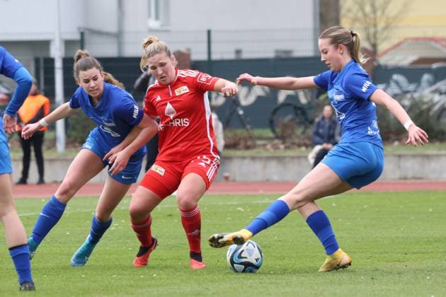 DEU, Pokal, 1FC Union vs. Hertha BSC Frauen, 03.03.2024, Fritz-Lesch-Sportplatz, Berlin, DEU, Pokal, 1FC Union vs. Hertha BSC Frauen, im Bild Dina Orschmannin (1.FC Union Berlin 25), ANOUK WESTPHAL (Hertha BSC Frauen 24), SVENJA POOCK (Hertha BSC Frauen 4) DFL - regulations prohibit any use of Photographs as image sequences and or quasi-video Foto: Juergen Engler nordphoto GmbH