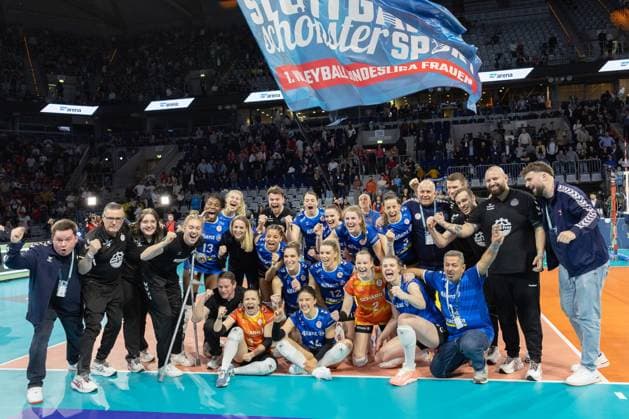 SC Potsdam - Allianz MTV Stuttgart, DVV-Pokalfinale der Frauen 2024 Jubel der Stuttgarter Spielerinnen und Betreuer nach dem Sieg im DVV-Pokal. DVV-Pokalfinale 2024 der Frauen zwischen dem SC Potsdam und dem Allianz MTV Stuttgart am 3. März 2024 in der SAP-Arena in Mannheim., Mannheim Hessen Deutschland SAP-Arena