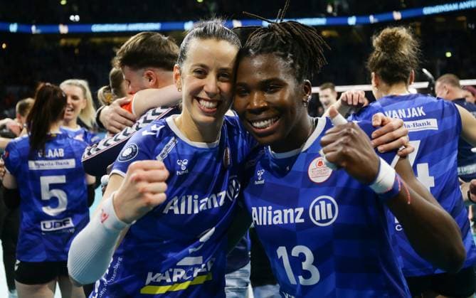 Mannheim , DVV-Pokalfinale der Frauen , SC Potsdam vs. Allianz MTV Stuttgart , Jubel Stuttgart , von links: Maria Segura Palleres