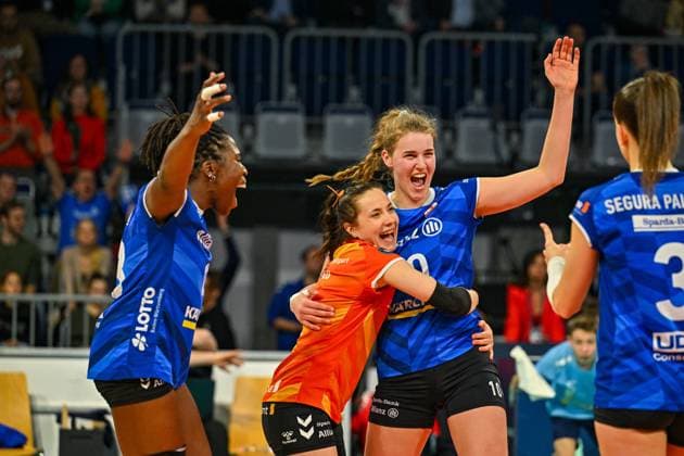 DVV Pokal 03.03.2024 DVV, Volleyball, Pokalfinale, Allianz MTV Stuttgart (in blau), vs SC Potsdam (in weiss), Krystal Rivers 13 und Roosa Koskelo 1, 10 Jolien Knollema, Copyright: xBEAUTIFULxSPORTS TomxBlochx