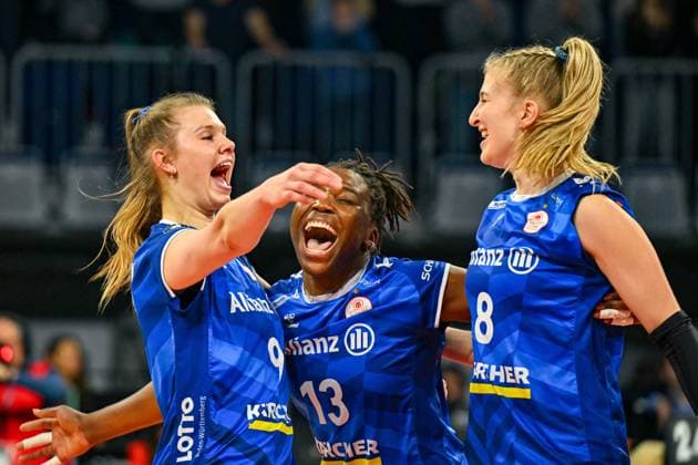DVV Pokal 03.03.2024 DVV, Volleyball, Pokalfinale, Allianz MTV Stuttgart (in blau), vs SC Potsdam (in weiss), Eline Timmermann 9, Mitte Krystal Rivers, 8 Monique Strubbe, Copyright: xBEAUTIFULxSPORTS TomxBlochx