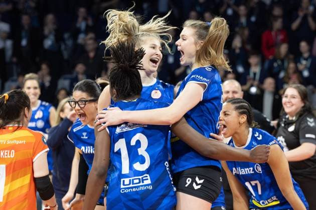 SC Potsdam - Allianz MTV Stuttgart, DVV-Pokalfinale der Frauen 2024 Monique Strubbe (Allianz MTV Stuttgart Frauen, 8), Krystal Rivers (Allianz MTV Stuttgart Frauen, 13) und Eline Timmerman (Allianz MTV Stuttgart Frauen, 9) freuen sich nach dem letzten Punktgewinn. DVV-Pokalfinale 2024 der Frauen zwischen dem SC Potsdam und dem Allianz MTV Stuttgart am 3. März 2024 in der SAP-Arena in Mannheim., Mannheim Hessen Deutschland SAP-Arena