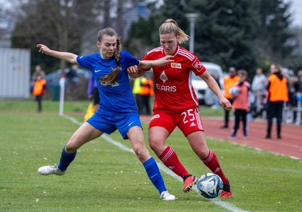 Sport Bilder des Tages Fussball, Frauen, Saison 2023 2024, BFV-Pokal Polytan-Pokal (Viertelfinale), 1. FC Union Berlin - Hertha BSC, v. l. Marleen Rohde (Hertha BSC), Dina Orschmann (1. Frauen 1. FC Union), 03.03. 2024, Copyright: xMatthiasxKochx