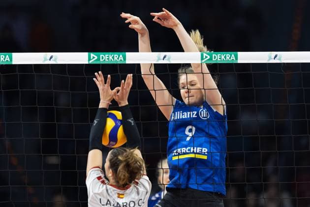 SC Potsdam - Allianz MTV Stuttgart, DVV-Pokalfinale der Frauen 2024 Erfolgreicher Block von Eline Timmerman (Allianz MTV Stuttgart Frauen, 9) gegen Raquel Lazaro (SC Potsdam, 15). DVV-Pokalfinale 2024 der Frauen zwischen dem SC Potsdam und dem Allianz MTV Stuttgart am 3. März 2024 in der SAP-Arena in Mannheim., Mannheim Hessen Deutschland SAP-Arena
