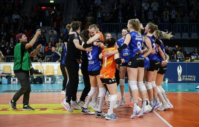 Mannheim , DVV-Pokalfinale der Frauen , SC Potsdam vs. Allianz MTV Stuttgart , Jubel Stuttgart
