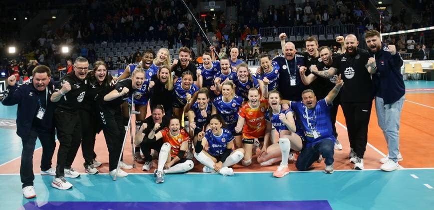 Mannheim , DVV-Pokalfinale der Frauen , SC Potsdam vs. Allianz MTV Stuttgart , Jubel Stuttgart