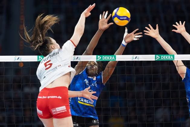 SC Potsdam - Allianz MTV Stuttgart, DVV-Pokalfinale der Frauen 2024 Suvi Kokkonen (SC Potsdam, 5) überwindet den Block von Krystal Rivers (Allianz MTV Stuttgart Frauen, 13). DVV-Pokalfinale 2024 der Frauen zwischen dem SC Potsdam und dem Allianz MTV Stuttgart am 3. März 2024 in der SAP-Arena in Mannheim., Mannheim Hessen Deutschland SAP-Arena