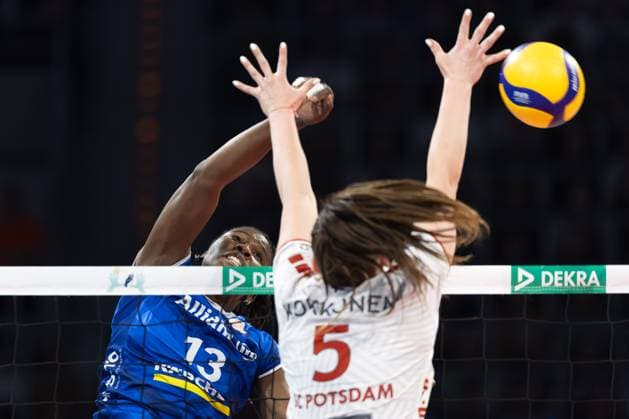 SC Potsdam - Allianz MTV Stuttgart, DVV-Pokalfinale der Frauen 2024 Schmetterball von Krystal Rivers (Allianz MTV Stuttgart Frauen, 13) gegen Suvi Kokkonen (SC Potsdam, 5). DVV-Pokalfinale 2024 der Frauen zwischen dem SC Potsdam und dem Allianz MTV Stuttgart am 3. März 2024 in der SAP-Arena in Mannheim., Mannheim Hessen Deutschland SAP-Arena
