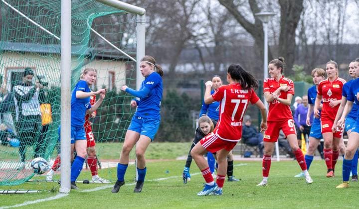 Fussball, Frauen, Saison 2023 2024, BFV-Pokal Polytan-Pokal (Viertelfinale), 1. FC Union Berlin - Hertha BSC, Athanasia Moraitou (77, 1. Frauen 1. FC Union) erzielt das Tor zum 3:0 gegen Torfrau Sophie Kernchen (Hertha BSC), 03.03. 2024, Copyright: xMatthiasxKochx