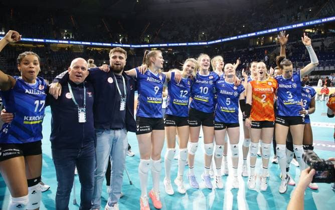 Mannheim , DVV-Pokalfinale der Frauen , SC Potsdam vs. Allianz MTV Stuttgart , Jubel Stuttgart